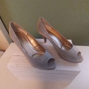 Open toe shoe (gold speckled)